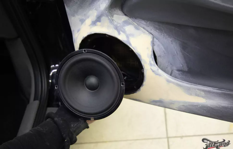Изготовление подиумов дверей для Nissan Almera: заглянем за кулисы студии автозвука!